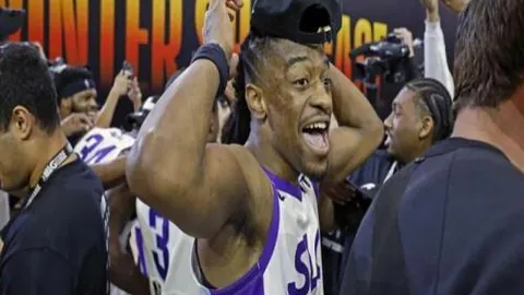 杭州亚运张雨霏蝶泳100米夺冠，中国队再添四金荣耀